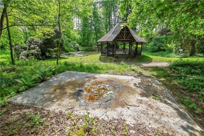 Von der Hütte der Freien Wähler im Wunderlichpark ist nur das Fundament übrig.