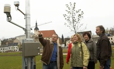 
              <p class="artikelinhalt">Frank Sterz (links) kennt sich mit Wetteranlagen gut aus. Er erklärte am Tag der offenen Baustelle am Freitag die Funktionsweise der neuen Anlage auf dem Gelände der Landesgartenschau. </p>
            