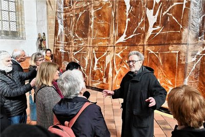 Zusammen mit Michael Morgner durften einige Besucher das Tuch ausnahmsweise auch mal berühren. 