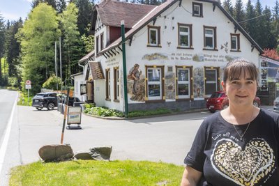 Jennifer Gerlach ist Inhaberin der „Waldschänke“. Sie und ihr Team bekommen die Sperrung der direkt am Haus vorbeiführenden Straße jeden Tag zu spüren.