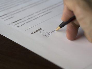 7. Unterschrift vergessen - Für eine vollständige Bewerbung sollten Sie Ihre Unterschrift am Ende von Lebenslauf und Bewerbungsschreiben anfügen.