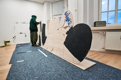 Samy Deluxe bei der Arbeit an seiner Holzinstallation.