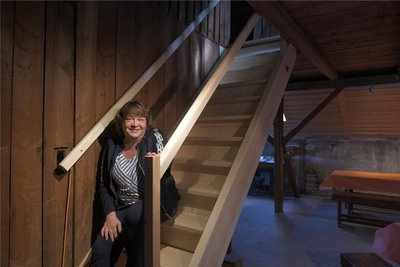 In der Brettmühle Mulda konnten weitere Arbeiten beendet werden. Petra Schumann, Schatzmeisterin des Fördervereins Technische Denkmale Mulda, freut sich, dass auch zwei marode Holztreppen erneuert wurden.