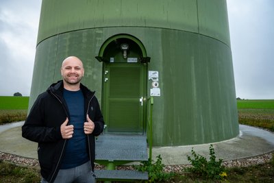 Geschäftsführer Eric Müller im Windpark Erlau.