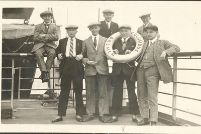 Foto des Auswandererschiffs Columbus von 1926, auf dem auch Max Krauß zu sehen ist (2. v. l.). Er kehrte später nach Thalheim zurück.