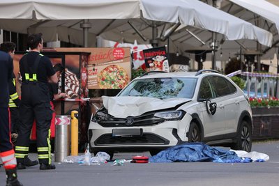 Zwei Menschen sind am Montag gestorben, nachdem ein Auto in eine Menschengruppe in Leipzig gefahren ist.