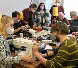 Unter dem Motto "Reparieren statt Wegwerfen" fand das erste Reparaturcafé im Freiberger Mehrgenerationenhaus "Buntes Haus" an der Tschaikowskistraße statt. Zehn Ehrenamtler schauten sich Geräte wie diese Nähmaschine an, ob sie vielleicht noch repariert werden können. 