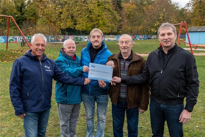 Freuen sich über das Preisgeld des Städtewettbewerbs von Envia und Mitgas, die Konzernmitarbeiter Jürgen Lojewski (v. l.) übergab: Bernd Erbacher, Ulrich Fiebig, Peter Roland und OB Frank Dehne.