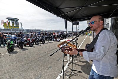 Bikerpfarrer Roberto Jahn von den Christlichen Motorradfahrern Sachsen gestaltete gemeinsam mit Liedermacher Jens Bräunig (im Bild) den Bikergottesdienst.