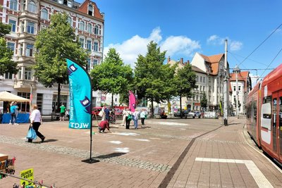 Am Lindenauer Markt in Leipzig befindet sich das Theater zum Festival. Gut zu sehen ist, dass die Festivalinitiatoren auch in den Außenbereichen mit Aktionen wirksam werden.