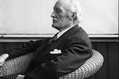 Edvard Munch, der 1863 geborene norwegische Maler auf einer Porträtaufnahme von 1943, ein Jahr vor seinem Tod. Sein Gemälde "Der Schrei" gilt als erstes Bild des Expressionismus und zugleich als Meisterwerk dieser Epoche.
