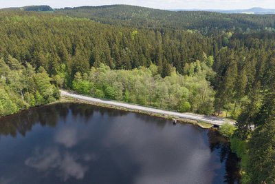 Der Damm mit der gesperrten Staatsstraße aus der Luft. In den Sommerferien sollen Sicherungsarbeiten erfolgen, damit die Straße wieder befahren werden kann.