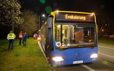 Zwei Busse der CVAG standen für die Evakuierten bereit. 