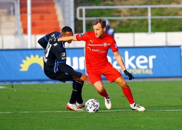 Der Zwickauer Mike Könnecke am Ball, dahinter der Mannheimer Anton Donkor.