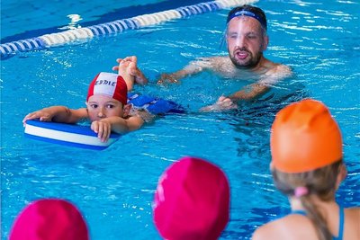 Kinder-Schwimmkurs bieten die Trainer des Schwimmteams Erzgebirge an - hier Schwimmlehrer Alexander Steiner.