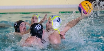 Felix Üblacker (am Ball) war im Spiel gegen Neukölln mit sechs Treffern erfolgreichster Torschütze des SVV Plauen. Mit den Siegen gegen Neukölln II und Wedding haben die Vogtländer erstmals in dieser Spielzeit die Tabellenspitze der 2. Liga erklommen. 