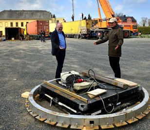 Mit dem angelieferten Spiegelzelt am Mittweidaer Schützenplatz kann nun der Aufbau beginnen.