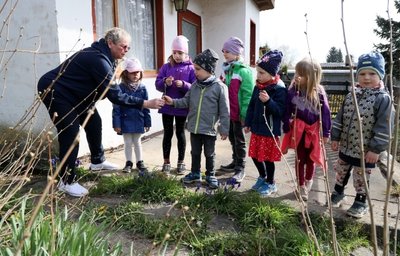 Steffi Erbacher erklärt den Kindern, welche Blumen gegenwärtig im Garten wachsen.