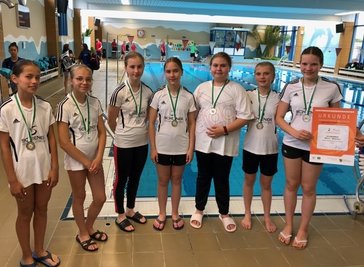 Die Schwimmerinnen der Wettkampfklasse IV (Jg. 2009 und jünger) des Plauener Diesterweg-Gymnasiums belegte beim Landesfinale von "Jugend trainiert für Olympia" in Kamenz den 2. Platz bei den Regelgymnasien.