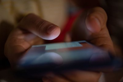 Betrüger haben einer Seniorin mit zwei Betrugs-SMS über 10.000 Euro abgenommen.