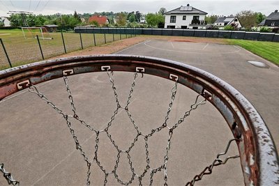 Der gegenüberliegende Basketballkorb am Hermann-Löns-Weg ist abgebaut worden.