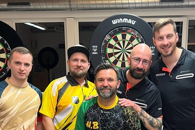 Marvin Thiele, Florian Tröger, Nelson Bernardes und Robert Bauch von den Hornets Niederlungwitz (v.l.) haben im Workshop von Dart-Profi Florian Hempel (rechts) auch Kontakte geknüpft.