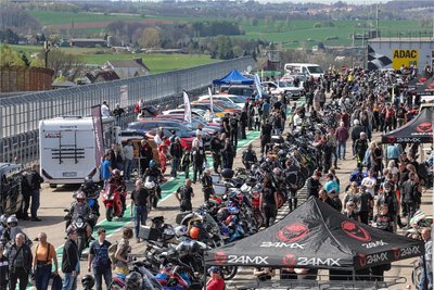 Etwa 1500 Besucher und mehr als 300 Motorräder, wie hier in der Boxengasse, zählten die Veranstalter des „WarmUp“ am Sachsenring.