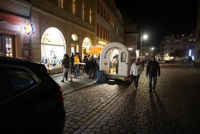 Trotz der kalten Temperaturen sind einige Besucher in die Mittweidaer Innenstadt zum nächtlichen einkaufen gekommen.