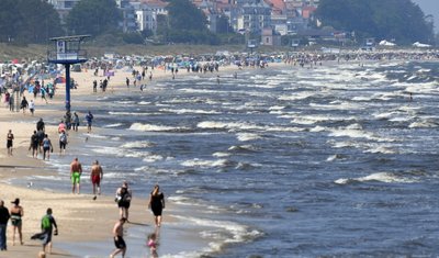 So hätte es sein können: Ein Mann hatte für ein Ferienquartier im beliebten Urlauberort Heringsdorf bezahlt (Bild: Aufnahme vom Strand an der Ostsee). Nach der Ankunft am Urlaubsort stellte sich heraus, dass unter der angegebenen Adresse wohl ein Eigenheim zu finden war, nicht aber das vereinbarte Ferienhaus. 