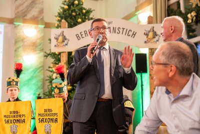 Holger Scheich, der Geschäftsführer der Brauerei, bei seiner Rede am Dienstag im Brauhof Freiberg.