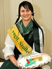 
              <p class="artikelinhalt">Stollenfee Michaela Thoß in vogtländischer Tracht.</p>
            