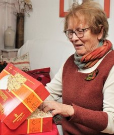 Gisela Harnisch freut sich über das Stollendankeschön. 