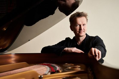 Geht mit frischem Blick an das Liedgut Robert Schumanns heran und verpasst ihm einen modernen, jazzigen Twist: der estnische Pianist Kristjan Randalu. Sein Vater, Kalle Randalu,  war 1982 Drittplatzierter beim Robert-Schumann-Wettbewerb in Zwickau und sitzt bei der aktuellen Ausgabe in der Klavier-Jury.