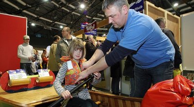 
              <p class="artikelinhalt">Reisemesse in der Zwickauer Stadthalle: Da durfte man auch mal "trocken" paddeln. Steffen Heiber von Wassersport Grimma zeigte der siebenjährigen Kezia Welschke, was man alles bei einer Kanutour erleben kann.</p>
            