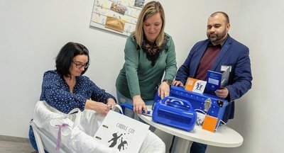 Die Hebammen Antje Kovacs und Tina Winkler übergeben die Wiege an Hospiz-Leiter Christian Wilke (von links). 