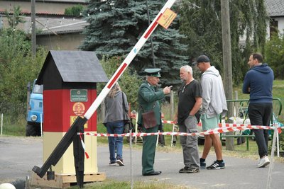 Gäste kommen an diesem Tag nur über einen Kontrollpunkt mit Schranke aufs Gelände.