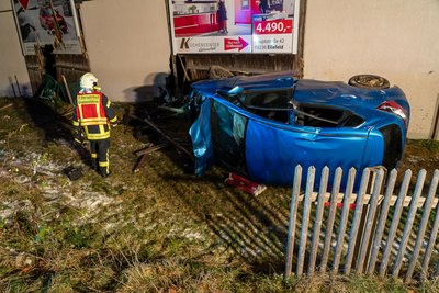 Ein Hyundai ist am Mittwochabend von der B 169 abgekommen und gegen eine Hauswand geprallt.