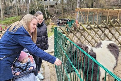 Lilly (1) und Lena (13) kamen mit Mutter Susann Koftek aus Chemnitz zum ersten Mal in den Naturpark.