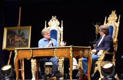 Der Greizer Museumsdirektor Rainer Koch (links) nutzte das live übertragene Gespräch mit Veranstalter Karl-Heinz "Charly" Breitzmann in der mondänen Kulisse der Veranstaltung "Kleines für Feines", um an die Zeiten des kleinsten Fürstentums in Deutschland zu erinnern und vom Potenzial der ehemaligen Residenzstadt Greiz zu schwärmen. 