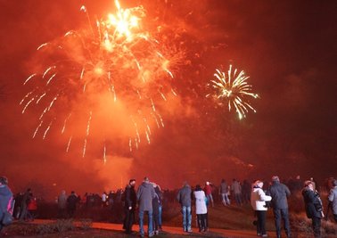 Auf ein großes Silvesterfeuerwerk, wie hier am Muldeparadies in Zwickau in Vor-Corona-Zeiten, muss in diesem Jahr verzichtet werden. Um Verstößen vorzubeugen, finden vielerorts Kontrollen statt. 