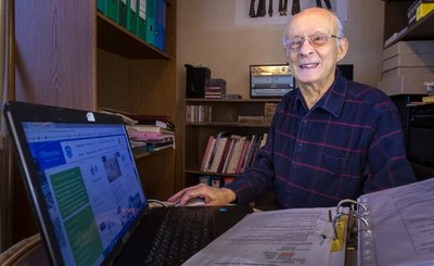 Täglich arbeitet der Olbernhauer Ortschronist Hartmuth Richter in seinem Büro in der heimischen Wohnung. 