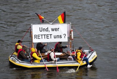 Die Gruppe "Festung Europa" um Tatjana Festerling konnte am Blauen Wunder nur wenige Anhänger mobilisieren. Sieben davon waren mit einem Boot mit Botschaft unterwegs.
