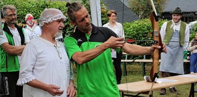 René Jaensch vom Schützenverein Schlettau erklärte Rainer Eckel die Armbrust. 