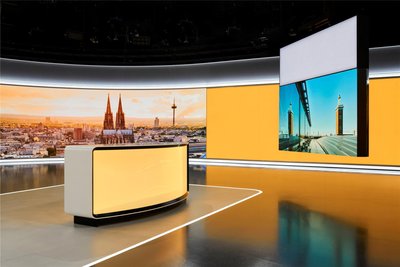 Moderationstische aus Mineralwerkstoff im RTL-Studio.