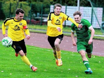 Das Derby war hart umkämpft: Hier versucht Merkurs Manolo Pieschel (rechts), an den Auerbachern Markus Möckel (links) und Marc Wöllner vorbeizukommen.