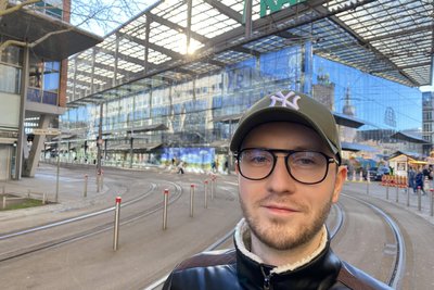 Mario Nickel aus Offenbach ist Fan von Chemnitz. Er hat sogar ein Kulturhauptstadt-T-Shirt mit Stadthallenfassade gekauft.