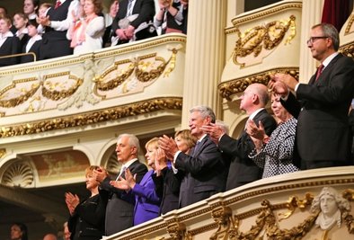 Staatsspitze in der Königsloge: Die Ehepaare Tillich (l.) und Lammert (2.v.r.) neben Bundespräsident Joachim Gauck mit Lebensgefährtin, Gerichtspräsident Andreas Voßkuhle (r.) und Kanzlerin Angela Merkel.