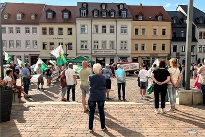 Auf dem Frankenberger Markt und auf einem Spaziergang durch die Stadt protestierten am Donnerstag circa 85 Teilnehmer einer angemeldeten Kundgebung gegen Wohnungen für Asylsuchende.