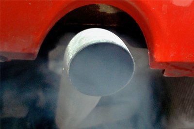 Ab 2035 dürfen keine Neuwagen in der EU mehr zugelassen werden, aus deren Auspuff Kohlendioxid ausgestoßen wird. Ob Autos, die nur E-Fuel tanken, davon ausgenommen sind, ist noch ungeklärt. 