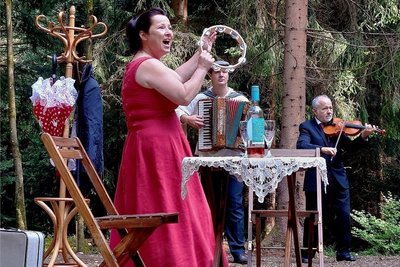 Yvonne Deglau, Richard Wunderlich (Akkordeon) und Peter Kostadinov (Violine) bei der Matinee auf der Waldbühne Zwota. 
